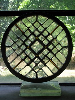 aux quatre horizons (diam. 55 cm), dalle de verre et joint minéral, 2007. &copy; henri guérin