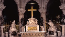 A Notre-Dame de Paris, la Croix et la Gloire résistent dans les ténèbres