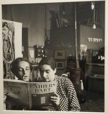 Arpad Szenes et Maria Helena Vieira da Silva dans leur atelier villa des camélias à Paris vers 1938