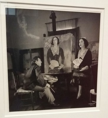 Marc Chagall et sa première épouse, Bella, posant dans son atelier 1934