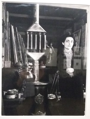 Maria Helena Vieira da Silva dans son atelier villa des Camélias à Paris vers 1950