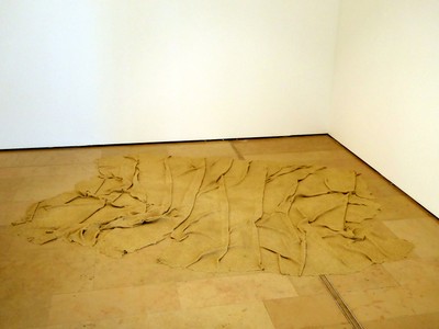 6) Linda Sanchez, 2006, Tissu de sable, sable, colle néoprène (c) M.B