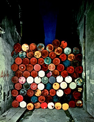 01. Mur provisoire de tonneaux métalliques, rue Visconti, Paris, 27 juin 1962