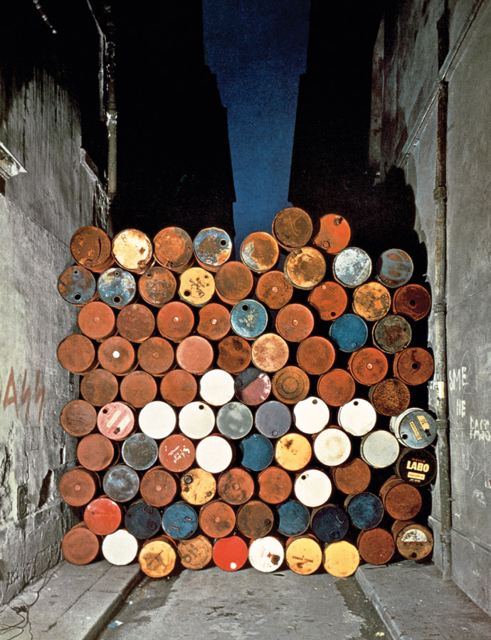 Mur provisoire de tonneaux métalliques, rue Visconti, Paris, 27 juin 1962 x