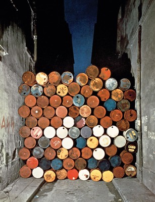 Mur provisoire de tonneaux métalliques, rue Visconti, Paris, 27 juin 1962 x