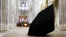 Installation du « Corps sombre » d'Armel Néouze à la cathédrale d'Auxerre