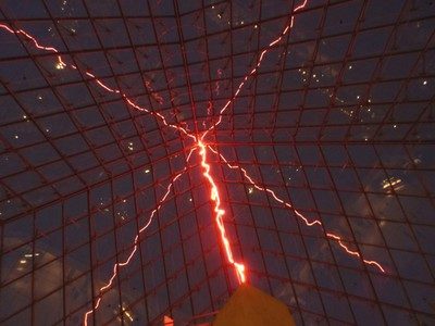 Installation de Claude Lévêque sous la Pyramide du Louvre