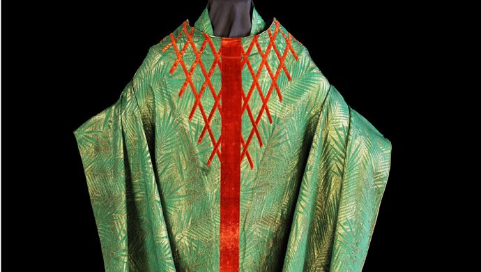 Dans les coulisses de l’exposition « Au fil du sacré. Une mode en soie » à l’abbaye royale de Fontevraud…