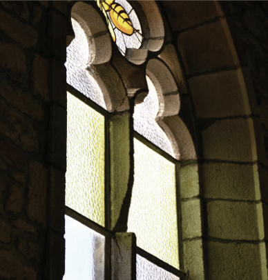 Création de vitraux dans une église du Morbihan