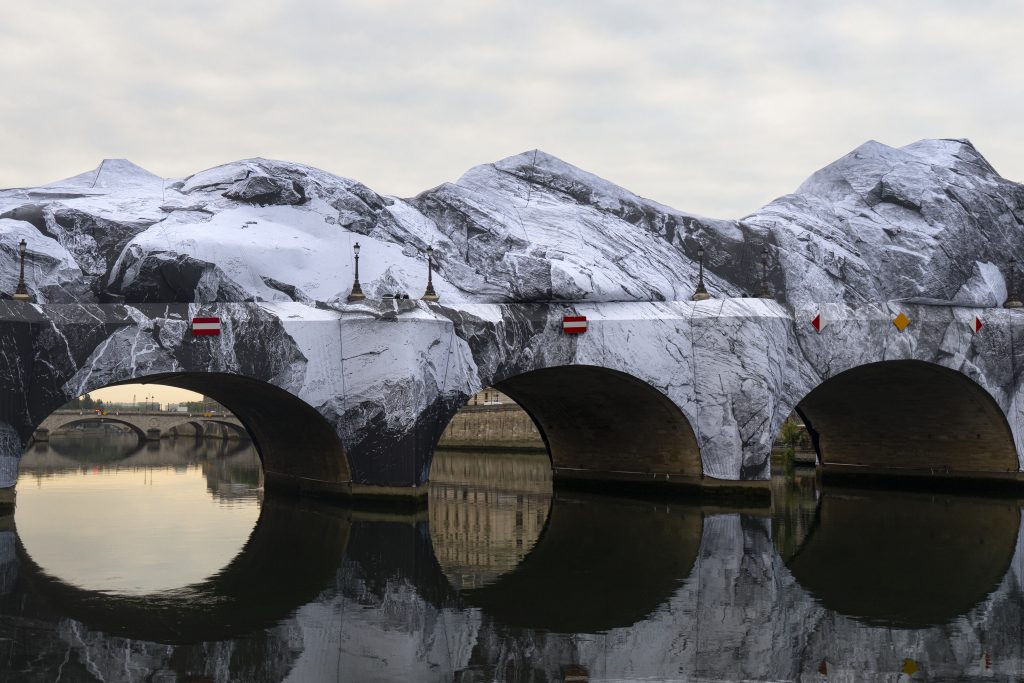 J.R.  au Pont Neuf, Nuit blanche 2026 : contre le  gigantisme, un art modeste comme la brise légère.